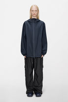 Rains Storm Breaker W3 — Rains — Navy — porté | Appart 17 Bruxelles