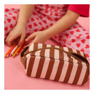 Trousse d'école simple — Atelier Wagram — Rayures marron fond beige — autre vue 2 | Appart 17 Bruxelles