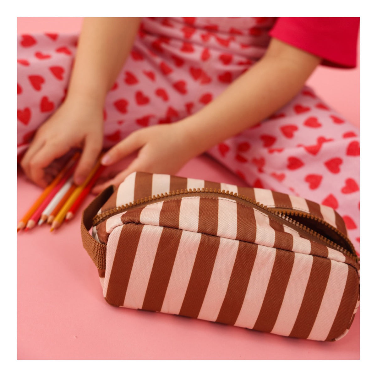 Trousse d'école simple — Atelier Wagram — Rayures marron fond beige — autre vue 2 | Appart 17 Bruxelles