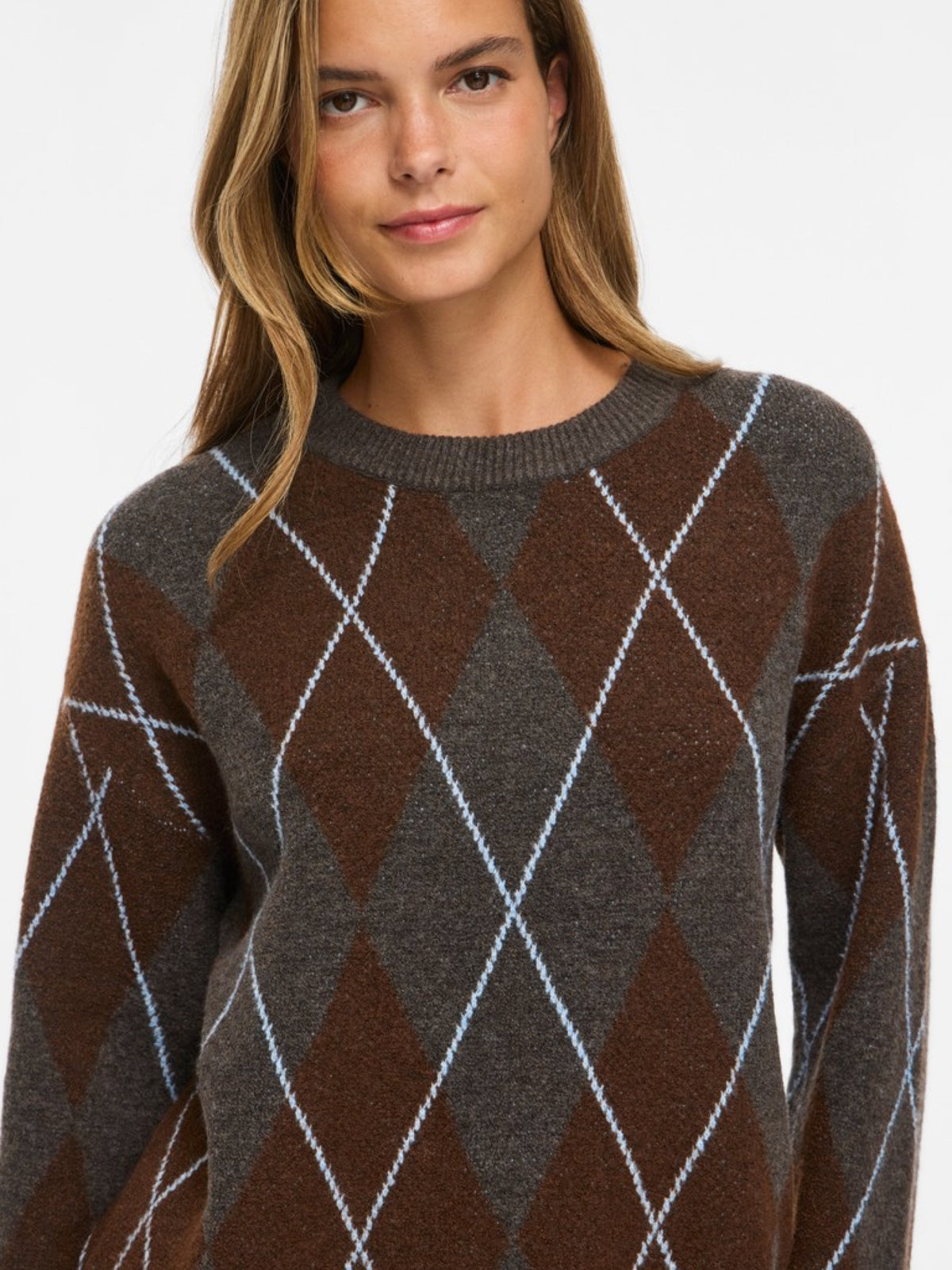 VIARGYLE Pull col rond en jacquard argyle — VILA — Dark Grey Melange — porté 3 | Appart 17 Bruxelles