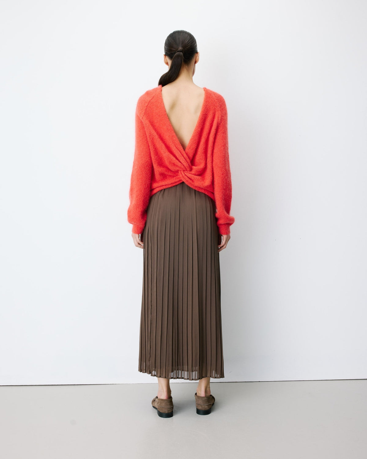 Anthemis Pull ample dos nu croisé en mohair — Grace & Mila — Sanguine — porté, dos nu 2 | Appart 17 Bruxelles
