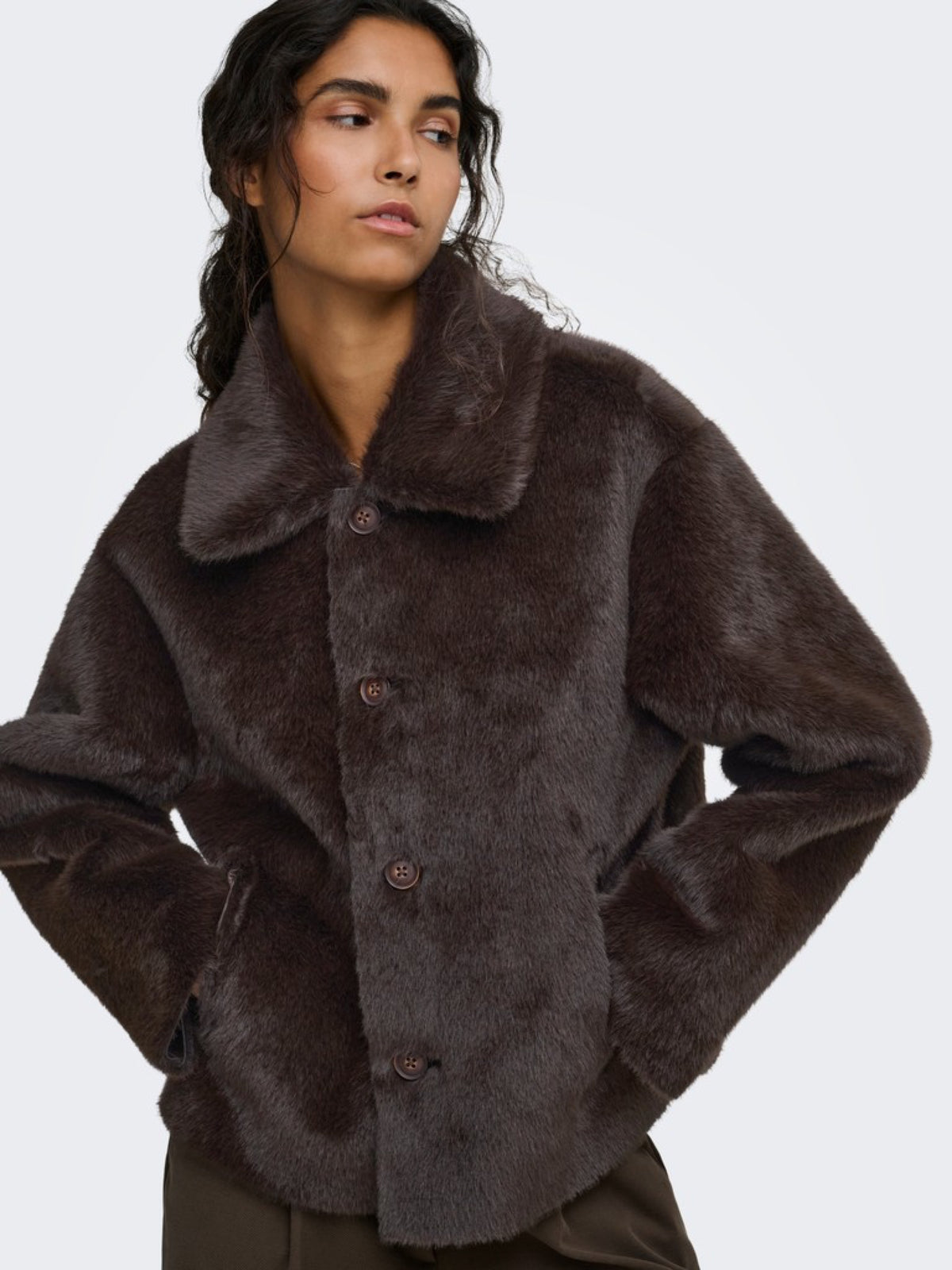 JDYCOCO Veste réversible aviateur simili cuir et sherpa — JDY — Coffee Bean — porté 2 | Appart 17 Bruxelles