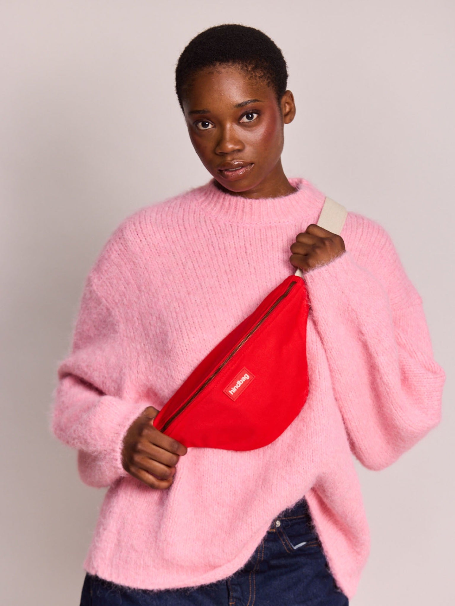 Hindbag Banane Olivia — Hindbag — Rouge carmin — porté | Appart 17 Bruxelles