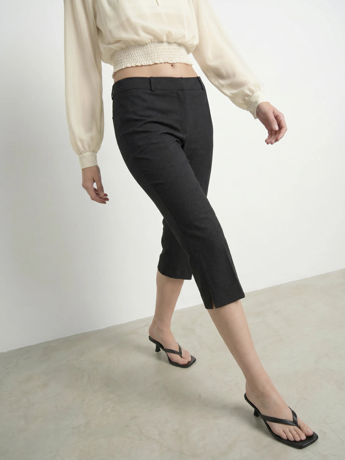 HDDORIS Pantalon capri slim taille mi-haute à fentes — HYPEDROP — Black — porté de profil 2 | Appart 17 Bruxelles