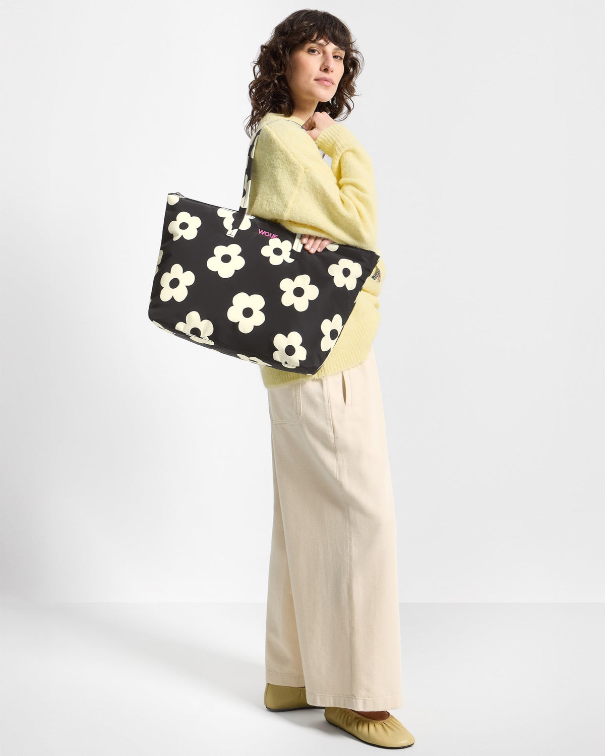 SHOPPER Grand cabas matelassé en polyester recyclé — Wouf — Night Daisy — porté | Appart 17 Bruxelles
