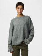 PCSALLY Cardigan réversible à nouer et poignets volantés — Pieces — Medium Grey Melange — porté 3 | Appart 17 Bruxelles