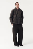ZIP UP Veste imperméable en toile cirée, col velours amovible — Welter Shelter — Chocolate — porté 5 | Appart 17 Bruxelles