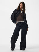 PCVALA Veste bomber en jean plissée à fines rayures — Pieces — Dark Blue Denim — porté, en pied, ouverte 4 | Appart 17 Bruxelles