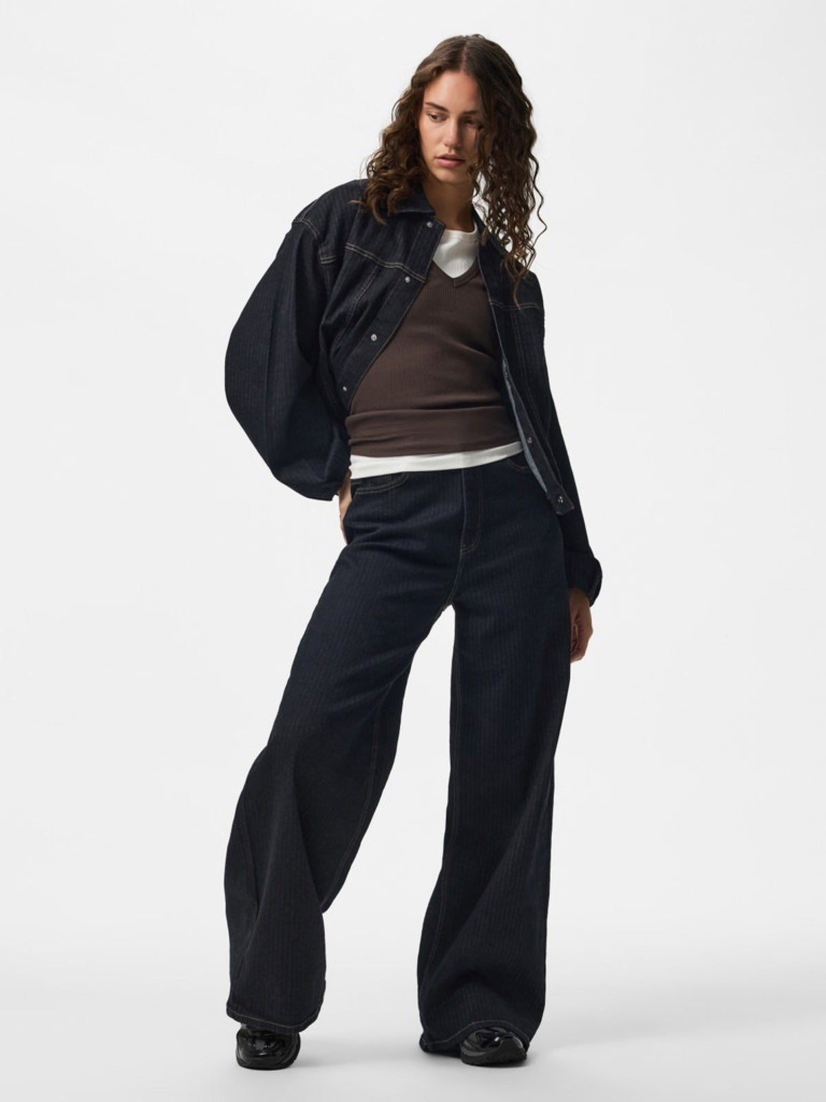 PCVALA Veste bomber en jean plissée à fines rayures — Pieces — Dark Blue Denim — porté, en pied, ouverte 4 | Appart 17 Bruxelles