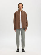 SLM175 NEW MILES Pantalon slim chino stretch coton bio — Selected Homme — Vetiver — porté en pied | Appart 17 Bruxelles