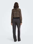 JDYELODY Chemise à carreaux avec foulard attaché — JDY — Coffee Bean Checks — porté, de dos 3 | Appart 17 Bruxelles