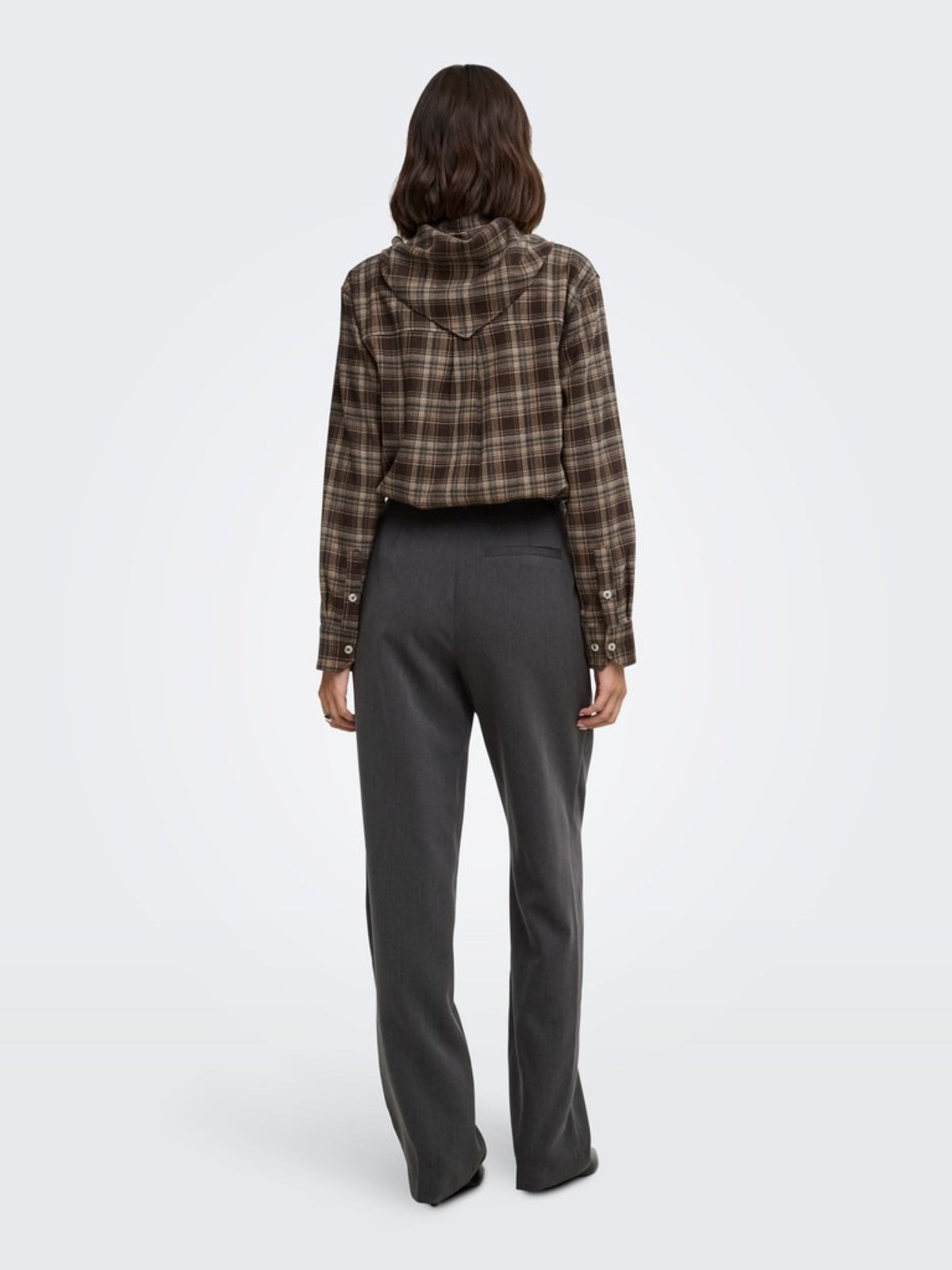 JDYELODY Chemise à carreaux avec foulard attaché — JDY — Coffee Bean Checks — porté, de dos 3 | Appart 17 Bruxelles