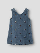 NMFROBERTA Robe chasuble en jean brodée de fleurs fille — Lil' Atelier — Dark Blue Denim — packshot, de face (fond gris) 3 | Appart 17 Bruxelles