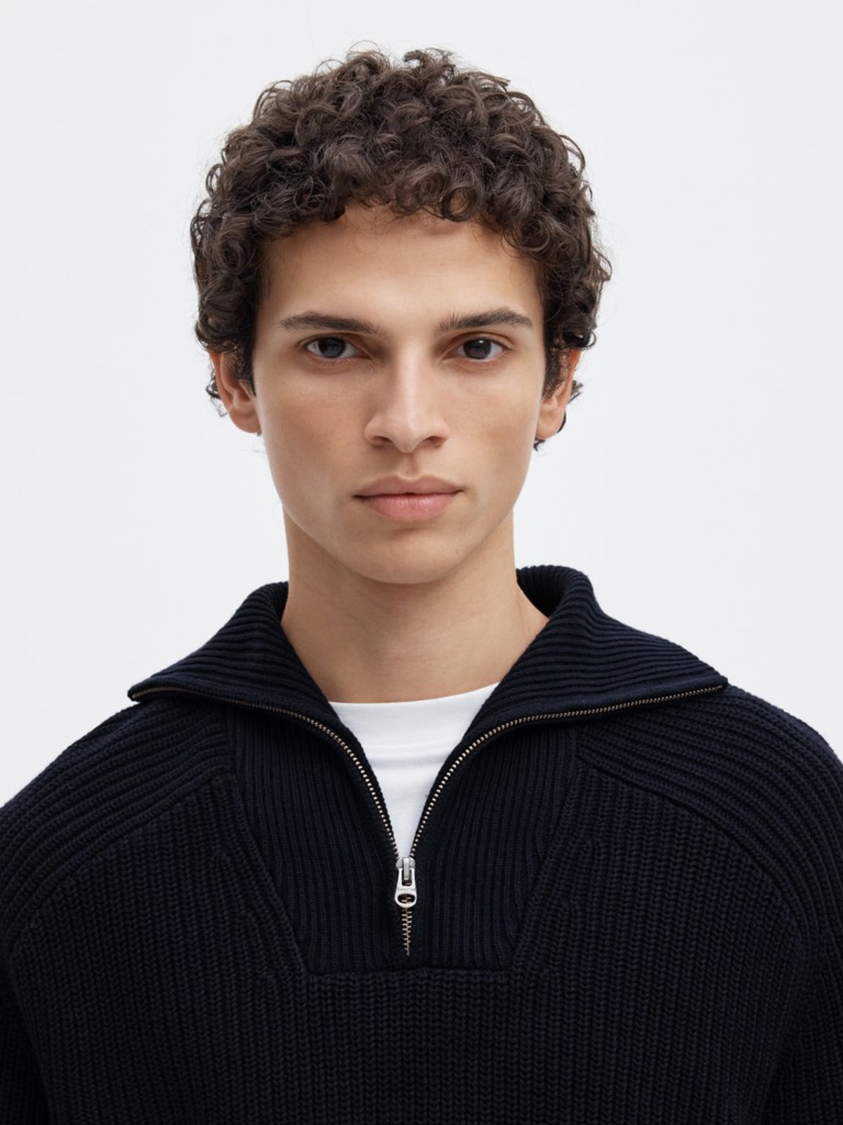 SLMPIM Pull demi-zip en coton bio, col montant — Selected Homme — Sky Captain — porté, détail du col zippé 4 | Appart 17 Bruxelles