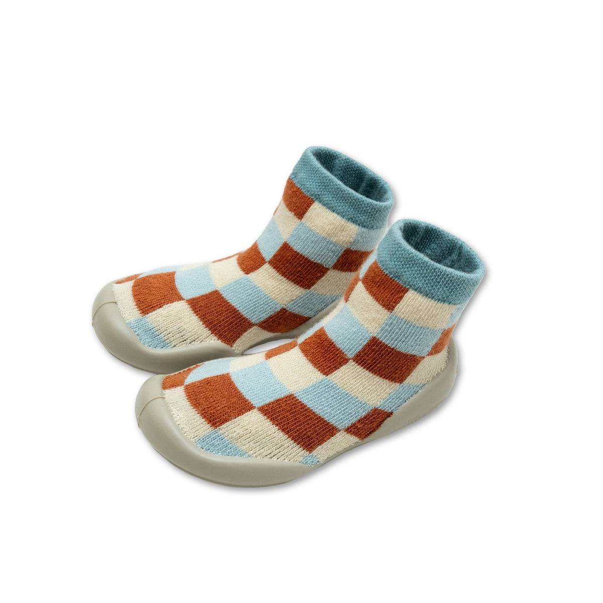 Chaussons-chaussettes Voyage à damier rouille et bleu ciel — Collégien — Voyage — paire vue de trois quarts, damier rouille, écru et bleu ciel | Appart 17 Bruxelles