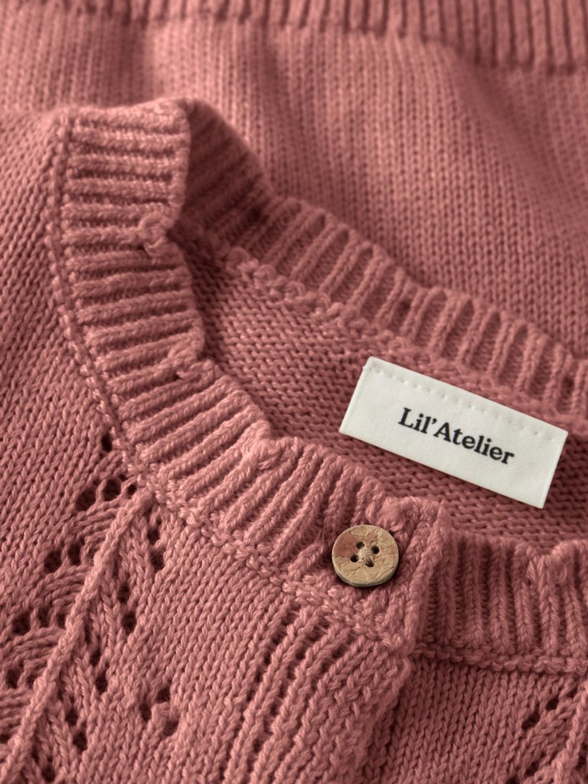 NMFOPLEA Gilet en maille ajourée fille — Lil' Atelier — Withered Rose — autre vue 3 | Appart 17 Bruxelles