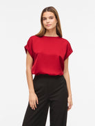 VIELLETTE Blouse Satin Femme Écoresponsable — VILA — Savvy Red — porté | Appart 17 Bruxelles