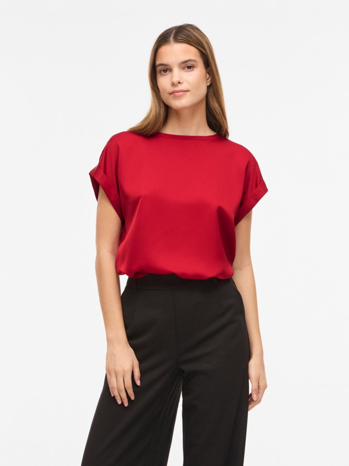 VIELLETTE Blouse Satin Femme Écoresponsable — VILA — Savvy Red — porté | Appart 17 Bruxelles