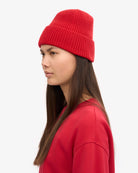 Colorful Standard Merino Wool Beanie Bonnet laine mérinos recyclée — Colorful Standard — Scarlet Red — porté de profil 3 | Appart 17 Bruxelles