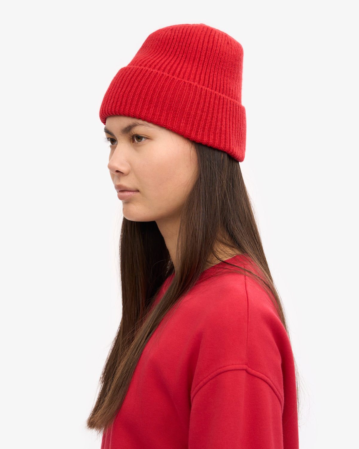 Colorful Standard Merino Wool Beanie Bonnet laine mérinos recyclée — Colorful Standard — Scarlet Red — porté de profil 3 | Appart 17 Bruxelles