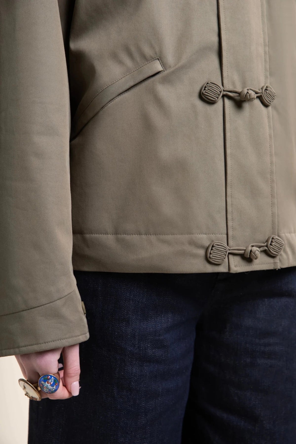 Flotte CARNOT Veste imperméable à brandebourgs — Flotte — Kaki — détail des brandebourgs 6 | Appart 17 Bruxelles