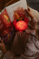 Veilleuse peluche douce rechargeable — AP Junior — Théo crabe corail — autre vue 4 | Appart 17 Bruxelles