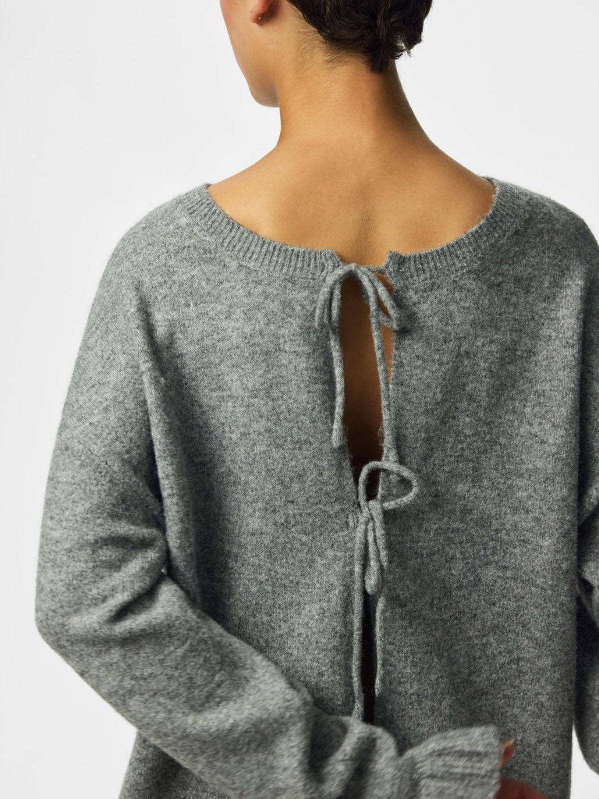 PCSALLY Cardigan réversible à nouer et poignets volantés — Pieces — Medium Grey Melange — détail du dos 6 | Appart 17 Bruxelles