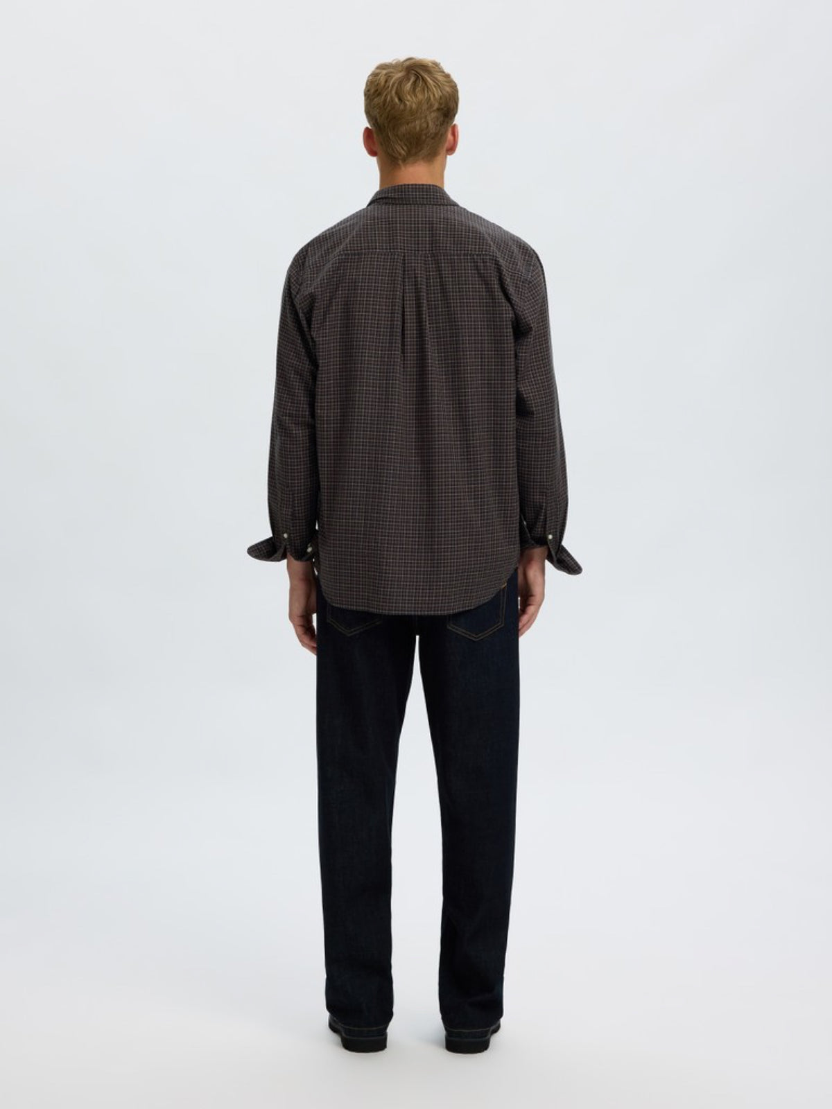 SLMCOLE-JAY Chemise regular en coton bio à micro-carreaux — Selected Homme — Dark Sapphire Checks — porté, vue de dos 3 | Appart 17 Bruxelles