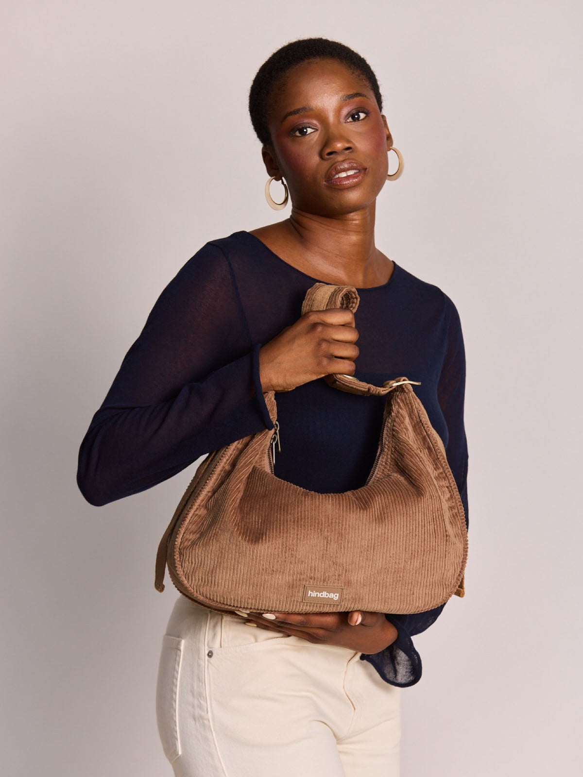 Hindbag Bianca Sac hobo porté épaule, velours ou effet laine — Hindbag — Velours macchiato — porté 2 | Appart 17 Bruxelles