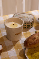 Paddywax Bistro Baguette Bougie parfumée en céramique 226 g — Paddywax — Rosemary & Thyme — en situation 6 | Appart 17 Bruxelles