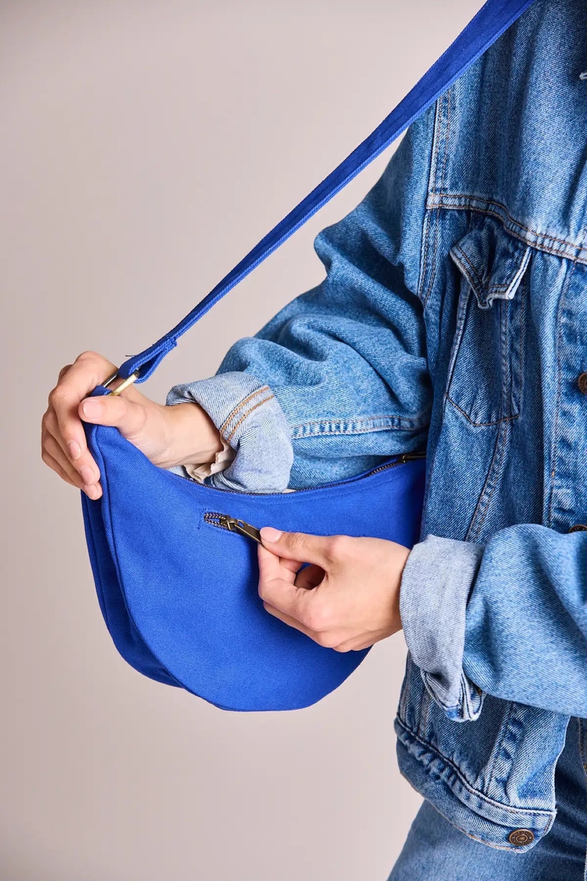 Hindbag Andrea Sac banane demi-lune en coton bio — Hindbag — Bleu électrique — porté, détail 5 | Appart 17 Bruxelles