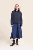 Flotte CARNOT Veste imperméable à brandebourgs — Flotte — Indigo — porté, vue de face | Appart 17 Bruxelles