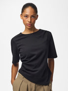 PCVICTORIA Top drapé asymétrique à manches courtes — Pieces — Black — porté, de face | Appart 17 Bruxelles