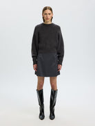 SLWMIRA Pull court en mohair col rond, épaules tombantes — Selected Femme — Asphalt — porté, vue 2 2 | Appart 17 Bruxelles