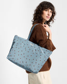 SHOPPER Grand cabas matelassé en polyester recyclé — Wouf — Polka — porté | Appart 17 Bruxelles