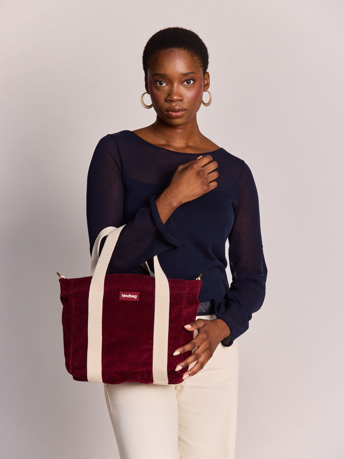Hindbag Louise Mini cabas en velours côtelé — Hindbag — Velours bordeaux — porté | Appart 17 Bruxelles