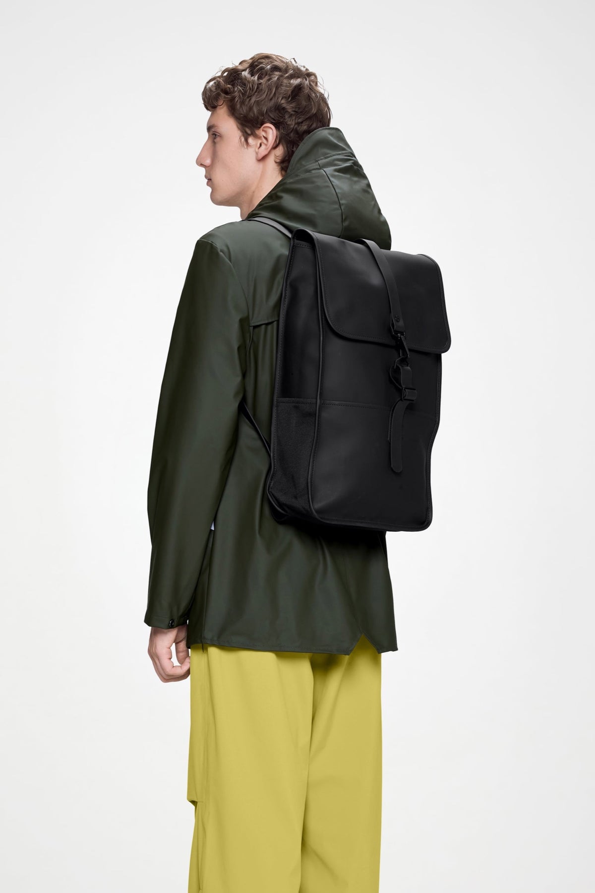 Backpack W3 — Rains — Black — porté | Appart 17 Bruxelles