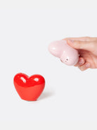 Salière et poivrière cœurs Love en céramique — DOIY — Rouge et rose — en main 5 | Appart 17 Bruxelles
