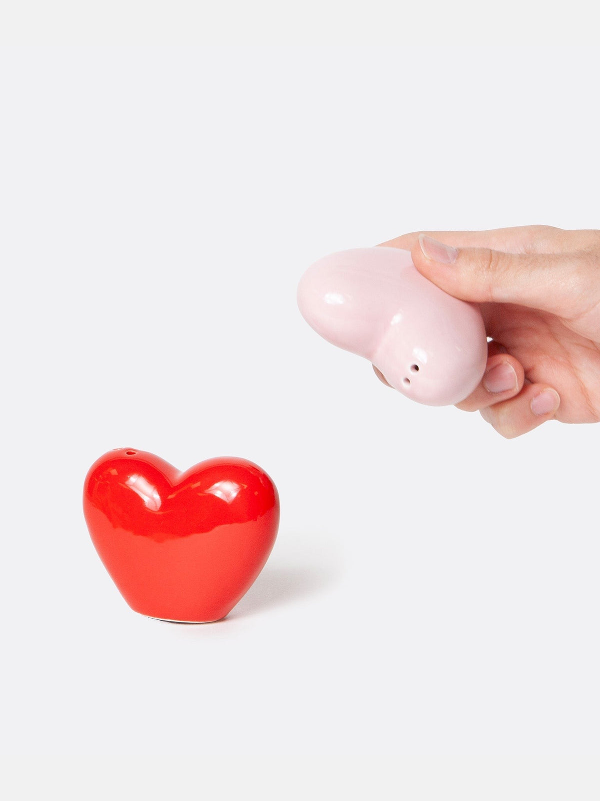 Salière et poivrière cœurs Love en céramique — DOIY — Rouge et rose — en main 5 | Appart 17 Bruxelles