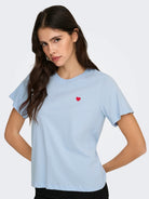 JDYPISA T-shirt col rond en coton bio à imprimé — JDY — Cashmere Blue / Bittersweet Heart — détail | Appart 17 Bruxelles