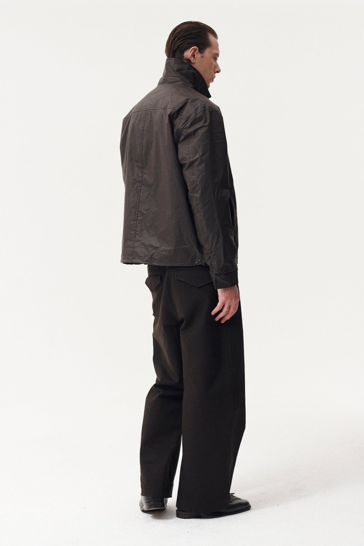 ZIP UP Veste imperméable en toile cirée, col velours amovible — Welter Shelter — Chocolate — porté 7 | Appart 17 Bruxelles