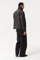 ZIP UP Veste imperméable en toile cirée, col velours amovible — Welter Shelter — Chocolate — porté 7 | Appart 17 Bruxelles