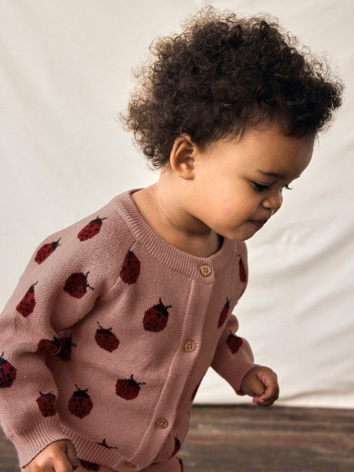 NBFLULIO Gilet en maille à coccinelles bébé fille — Lil' Atelier — Misty Rose — porté 6 | Appart 17 Bruxelles