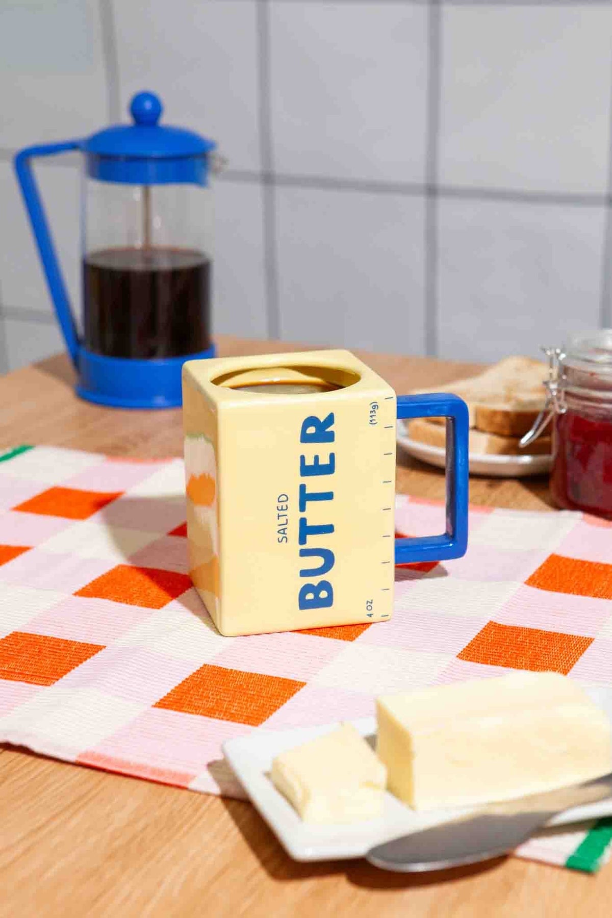 Mug 3D plaquette de beurre en céramique — DOIY — Jaune beurre — en situation | Appart 17 Bruxelles