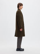SLMSERGIO Manteau long croisé en laine recyclée Manteco — Selected Homme — Peat — porté, de profil 2 | Appart 17 Bruxelles
