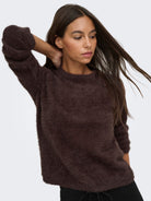 JDYJAYLA Pull col rond en maille plume — JDY — Coffee Bean — porté 5 | Appart 17 Bruxelles