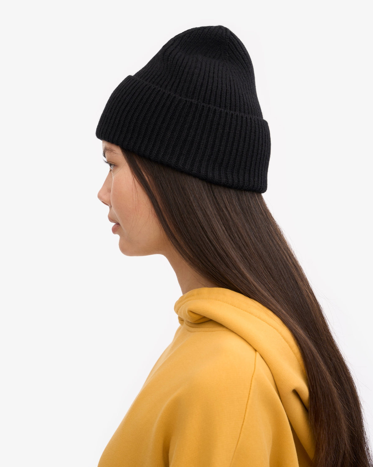 Colorful Standard Merino Wool Beanie Bonnet laine mérinos recyclée — Colorful Standard — Deep Black — porté de profil 3 | Appart 17 Bruxelles