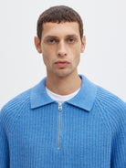 SLMBEN Pull col polo zippé en laine RWS — Selected Homme — Granada Sky — détail du col zippé, porté 5 | Appart 17 Bruxelles