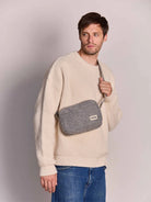 Hindbag Nino Sac bandoulière, tartan ou effet laine — Hindbag — Effet laine granite — porté | Appart 17 Bruxelles