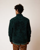 SENONCHE Veste polaire double face à motif jacquard placé — FAGUO — Vert foncé — porté, vue de dos 5 | Appart 17 Bruxelles